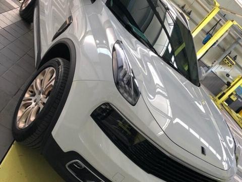 领克01型pro白色6000块加装作业, 原厂质量就是好, 更像一台SUV了