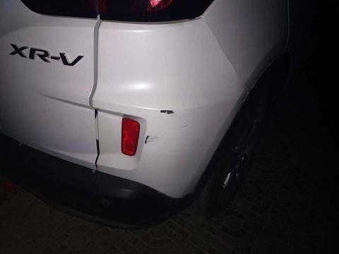 网友买了一辆本田XRV, 倒车碰一下, 车身都裂了, 直接后悔买这车