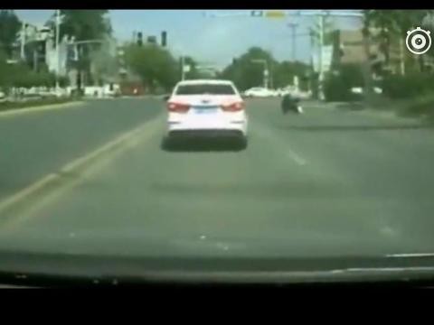 电动车野蛮变道被撞，可怜前车躺着也中枪，记录仪拍下这惨烈一幕