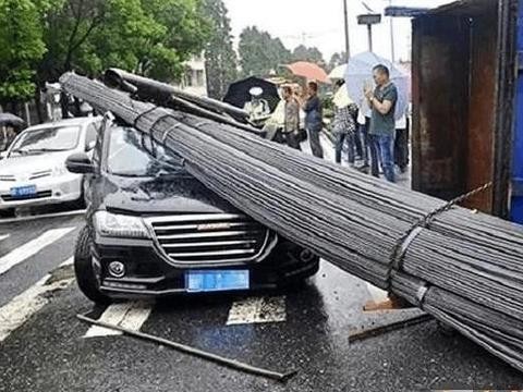 长城这辆车抗住了近十吨钢筋压顶车没变形, 交警看了都竖拇指!