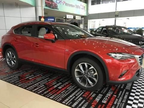 大清早一辆CX4无故冲上花基，看到车尾六个大字围观群众释然了