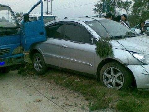 女司机驾驶奇瑞A3, 竟然把电线杆给撞了，车主：买车还是买奇瑞