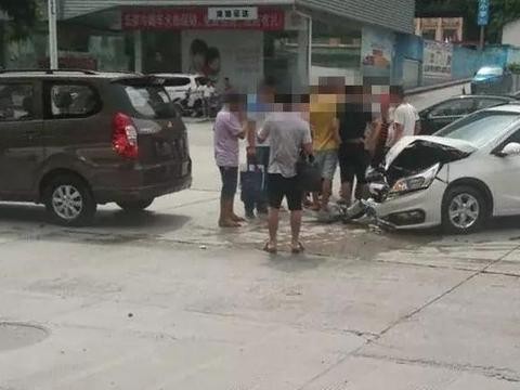 宝骏310撞上了五菱宏光, 路人表示: 宝骏比神车差远了！