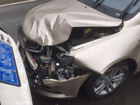 吉利帝豪高速上猛撞比亚迪，都是国产车但是这差距也太大了吧！