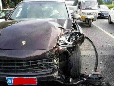 “保时捷”撞上我国国产车，豪车车主使劲揉了下眼睛，有点不相信