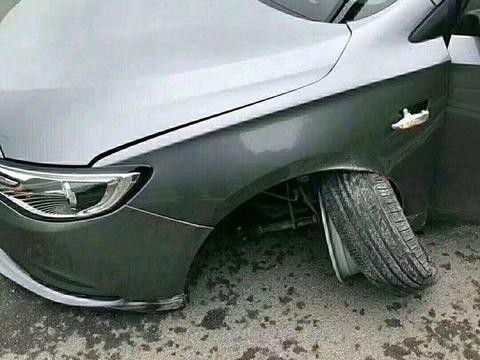 美系别克小轿车英朗断轴 车主: 没发生车祸断轴我也很疑惑！