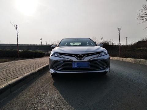 全国首提新款丰田凯美瑞，车主：上牌后更帅，后排扶手配全触摸屏