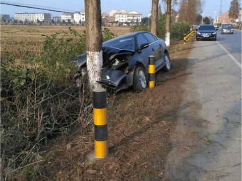 男子驾驶大众速腾回农村