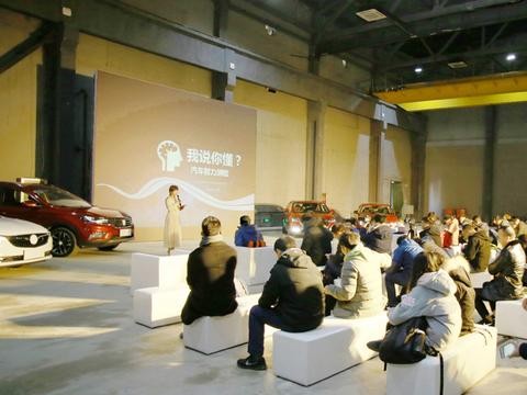 启动全新绅宝D50 将平板电脑开上路