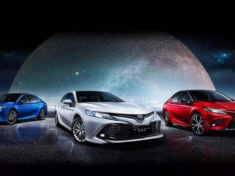 第八代凯美瑞到店，看雅阁和天籁的消费者都过来围观了