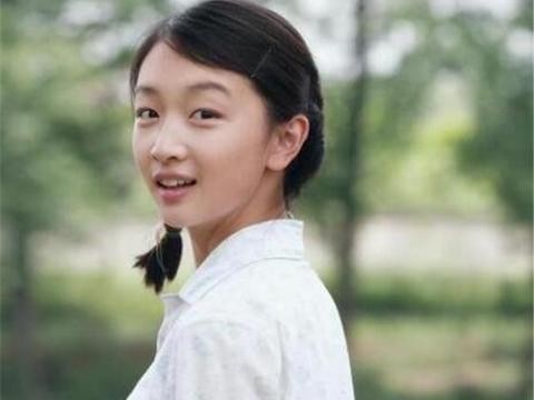 曾经的“小土妞”，现成时尚达人，不但自己开豪车还不忘送助理！