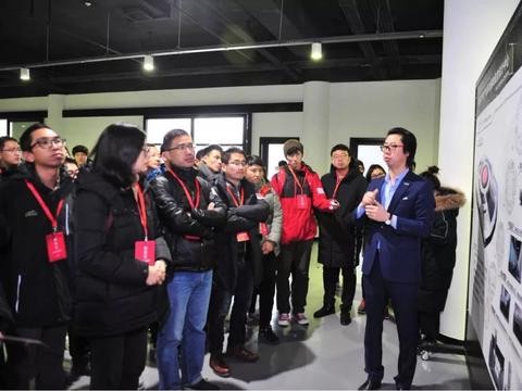 一台1:1油泥模型车，造价比一台真车贵几倍