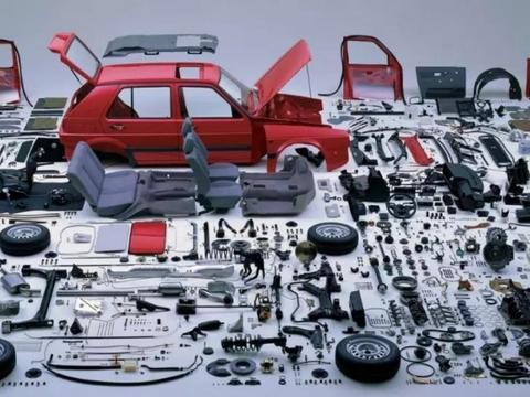 新车突然熄火报警！打开发动机一看，车主彻底吓懵了