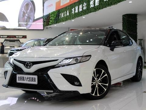 网友到店看新款凯美瑞，听销售交流完以后，扭头去买了宝马3系！