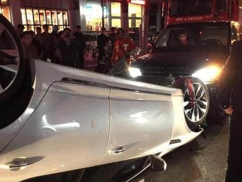 起亚K5逆行和路虎撞上, 结果起亚直接被撞翻, 看的路人心惊肉跳!