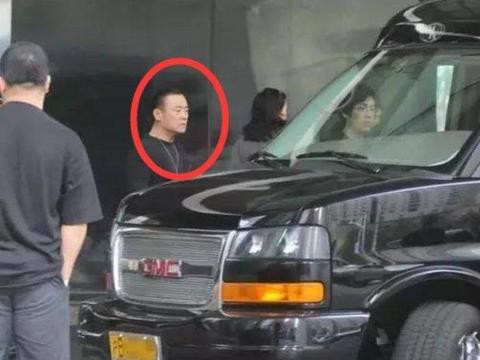 为了开豪车，抛弃结发夫妻傍富婆，成功开上保时捷卡宴和劳斯莱斯