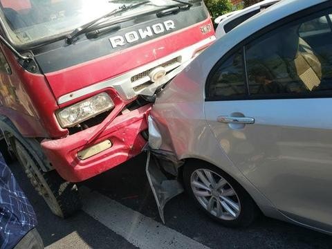 吉利帝豪马路遭大货车追尾，车主：全车人活着全靠这良好的安全性