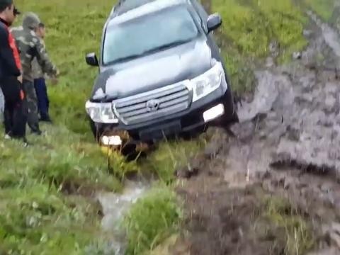 兰德酷路泽越野受困，被人抬出方得解围