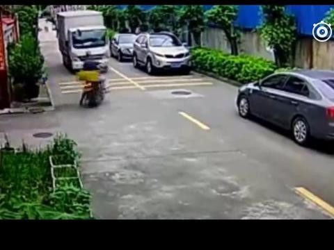 摩托车哪怕再等一秒，也不会被撞的如此惨