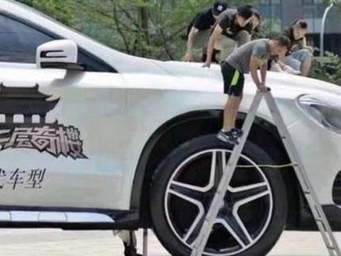 只有“姚明”才能开的车，普通人根本够不到车门！这辆车得有多大