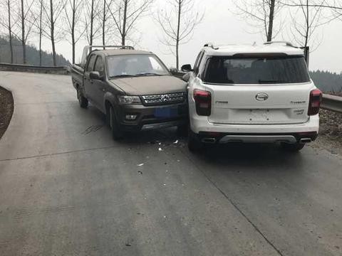 传祺GS8与长安皮卡相撞, 车主: 太脆了, 比日系车铁皮还薄