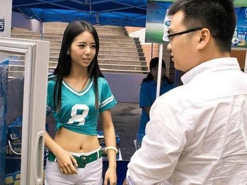 小伙开200万奥迪R8向站街美女表白，结果很意外