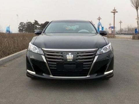 三十万入手丰田皇冠，宝马车主问：和凯美瑞有什么区别？！