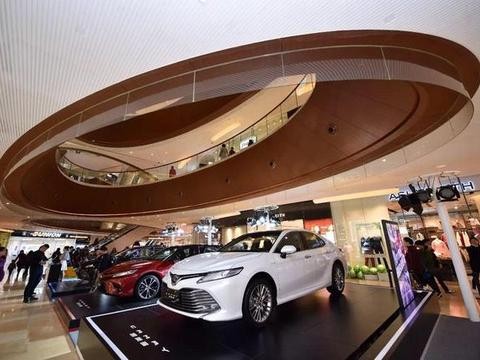 第八代凯美瑞正式到店上市并向首批车主交车