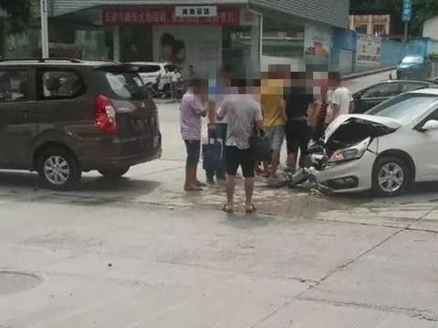 宝骏310撞上了五菱宏光，路人表示：宝骏比神车差远了！！
