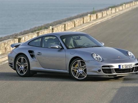 两千万的跑车与两百万的跑车对撞, 哪个车主更有钱, 一眼就知道