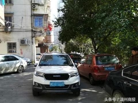 霸道停车封堵巷道3小时, 移车电话始终无人听, 车主现身后无歉意