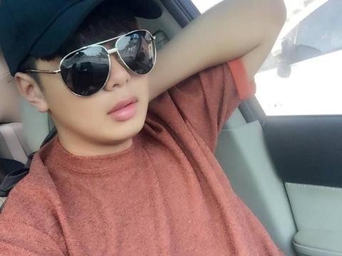 98后小明星花52万入手奔驰E200, 其父亲表示奔驰更显档次！