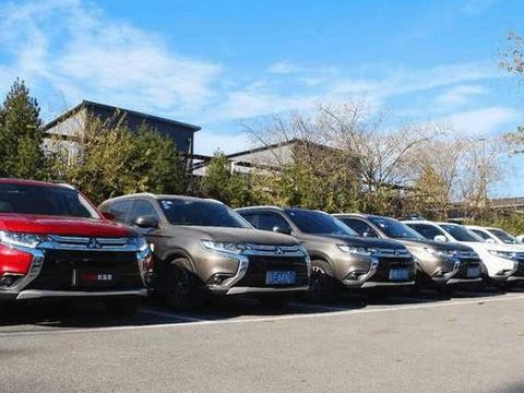几十辆三菱欧蓝德“残品车”停满车场，4S店：已经上牌，2折处理