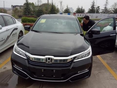 南京小伙花26万入手雅阁锐混动, 直言雅阁太年轻, 放弃了君越?