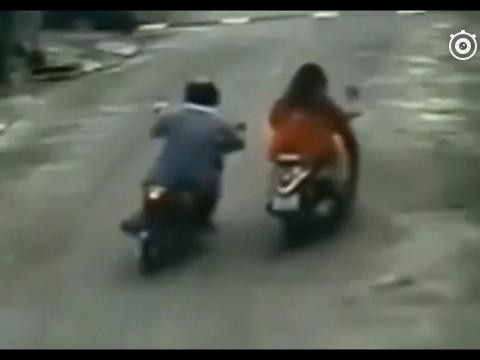 电动车女子在偏僻小道上，男子追了上来，监控拍下她绝望的20秒