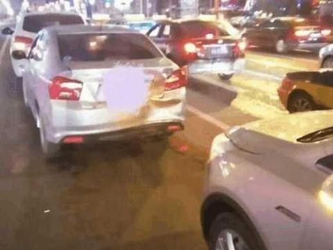 吉利帝豪GS追尾本田锋范，车主：这受损程度可以说明问题了