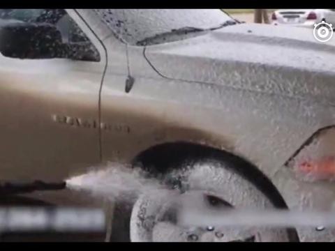 高压水枪的威力真是猛！脏成这样的皮卡洗得跟新车一样