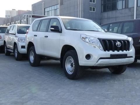 偶遇17款丐版霸道2700，半年没卖出去，经销商：8折处理