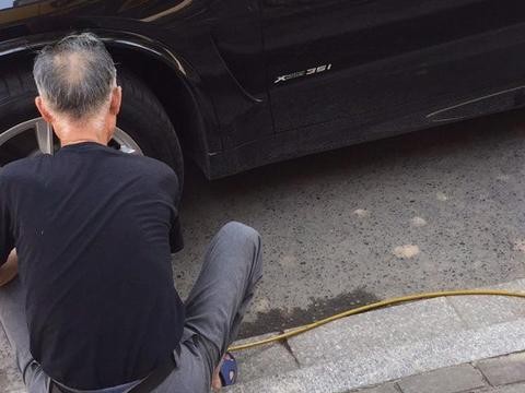 杭州富商花百万入手宝马X5，妻子打开车门后，直言要换奔驰