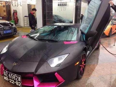 洗车偶遇骚粉色大牛 车牌不一般太豪气