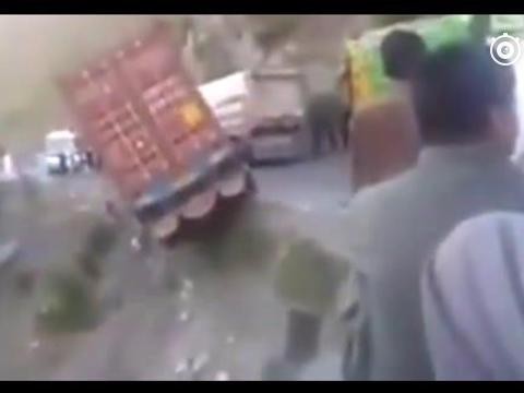 老司机厉害了，还以为这大货车就要这么掉下悬崖了！