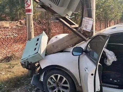 哈弗H6撞上电线杆，路人表示：终于知道为什么哈弗销量这么好了