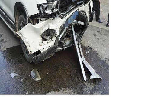 哈弗H6与雪佛兰迎面猛撞