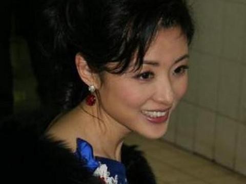 她是央视一姐, 连续16年主持春晚, 却为何开着一辆15万的车?