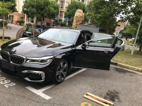 一辆宝马7系废弃停车场三年，标价3万出售，可过户却无人敢买！