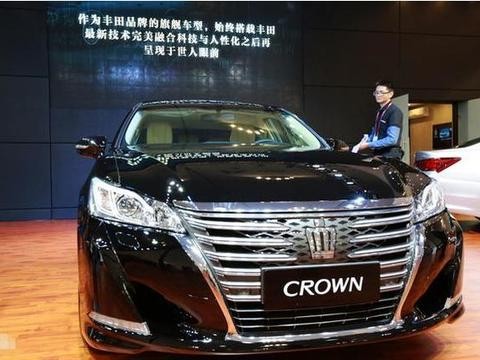 2018款丰田-皇冠，外观大气，配置丰富