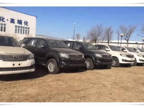 大批丰田7座SUV库存车停满广场，4S店：实在卖不动，全部18万