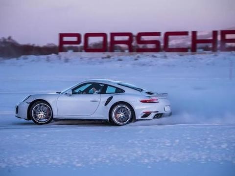 违背日常驾驶习惯去开一台Porsche，是一种什么样的体验？