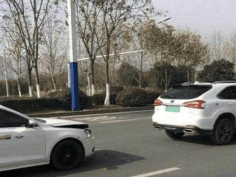 比亚迪遭后车追尾, 车主看到事故现场, 为何反倒露出微笑！