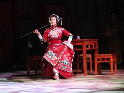 刘晓庆豪车跟妹妹出行，淡妆如18岁，网友：给妹妹做女儿都行！